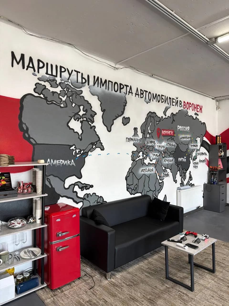 Зона ожидания и карта маршрутов импорта в офисе ФараИмпорт