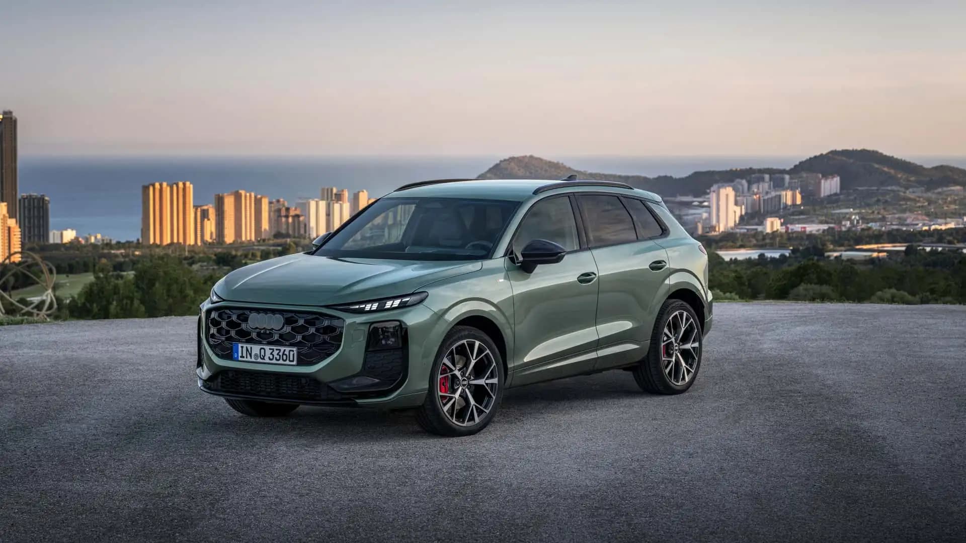 Зелёный кроссовер Audi Q3