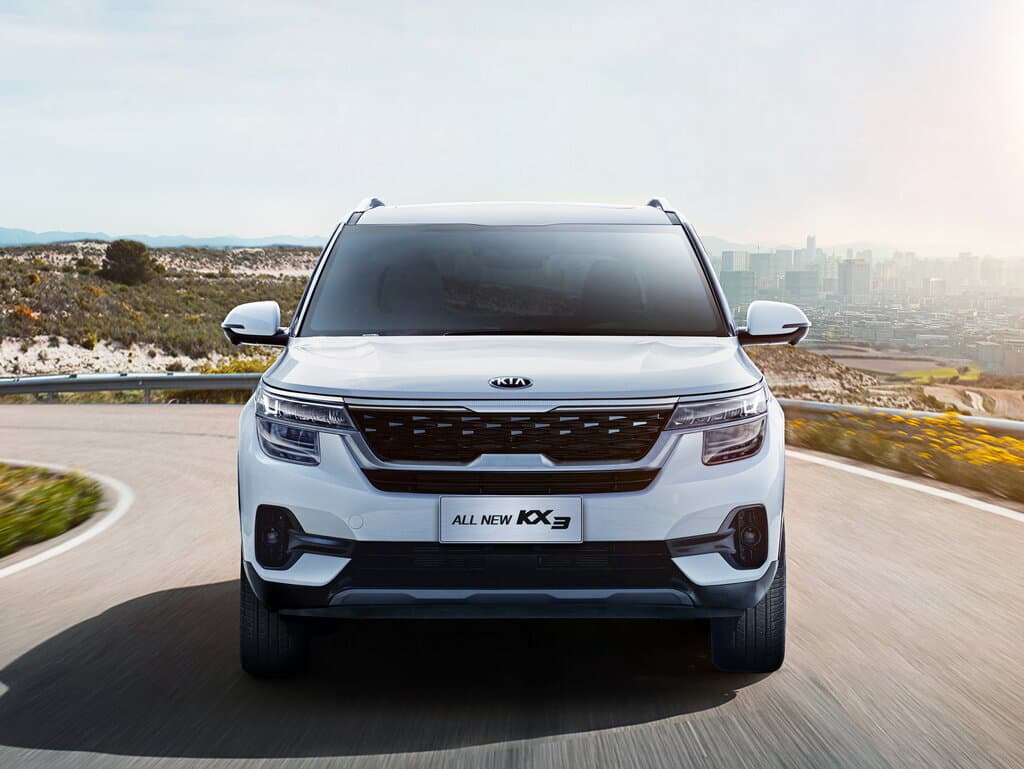 Белый Kia KX3 на дороге