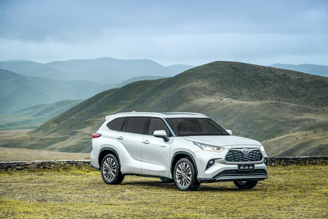 Белый Toyota Highlander в горах