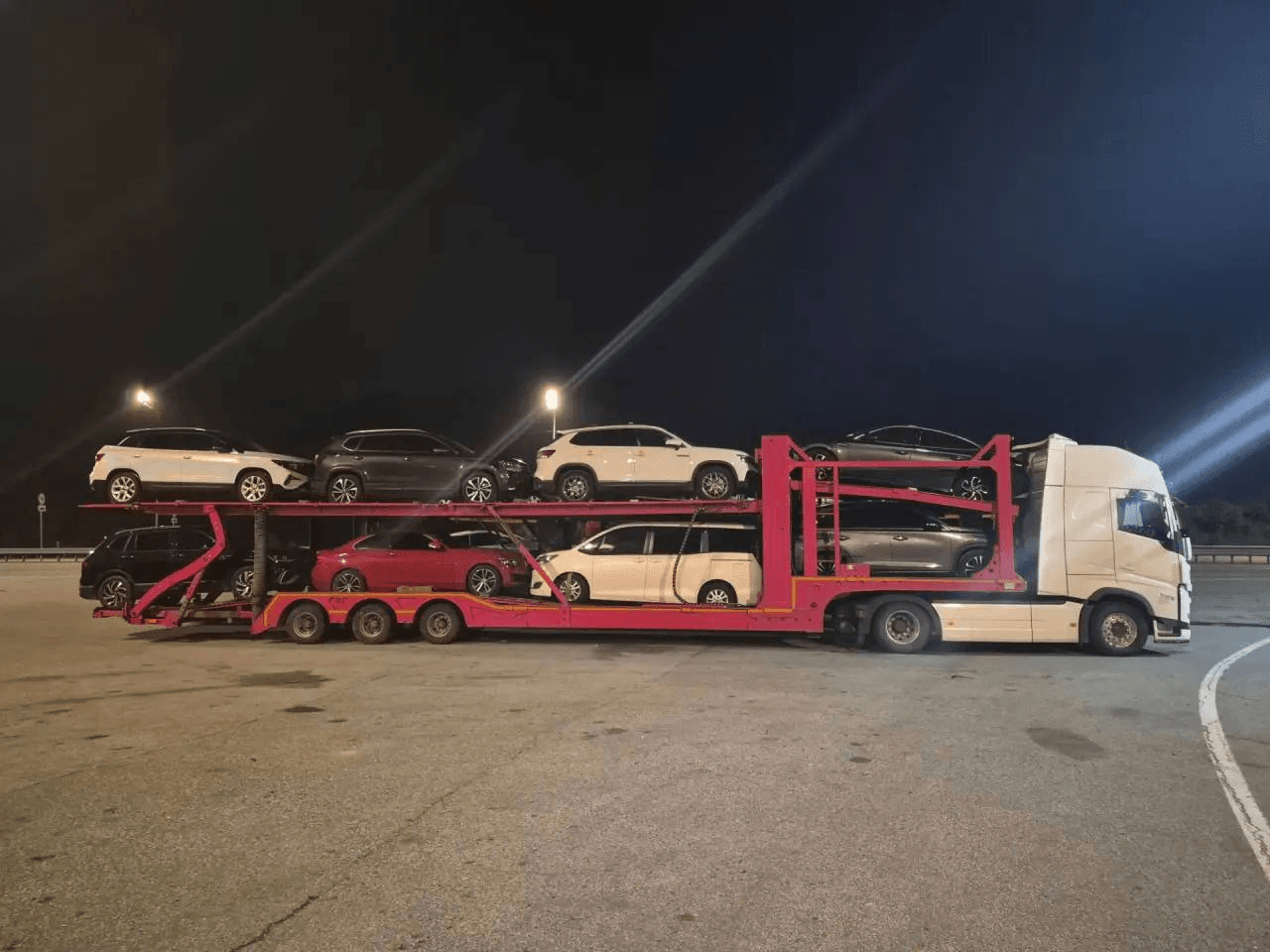 Автовоз с автомобилями во время перевозки