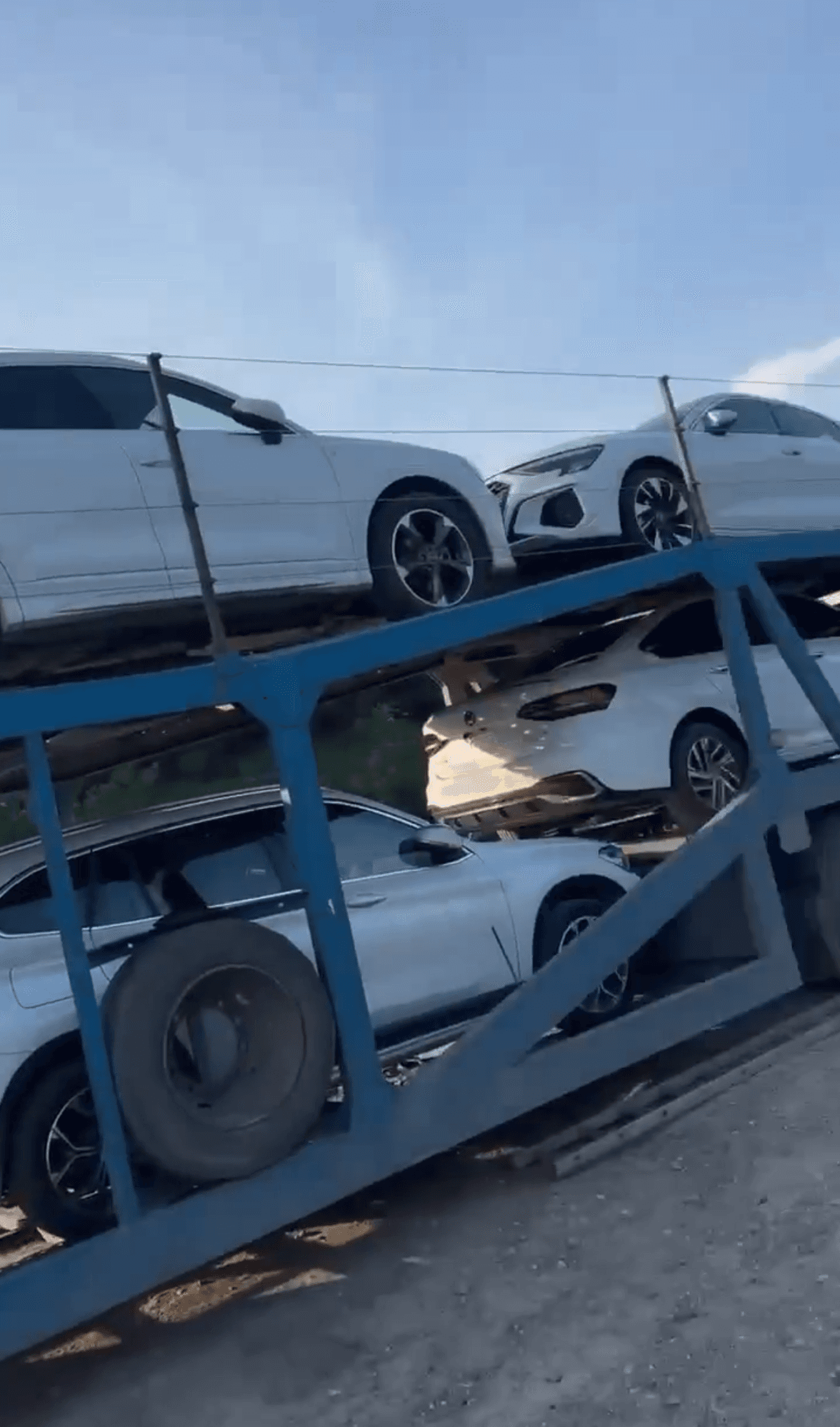 Автомобили, закреплённые на автовозе