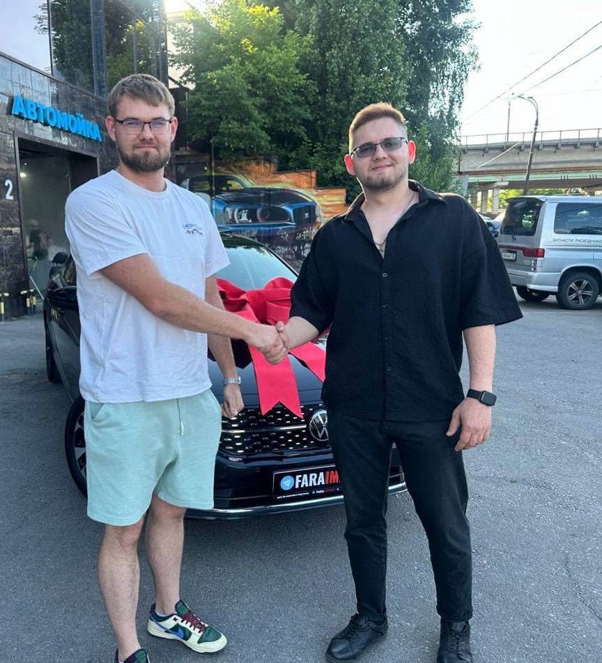 Клиент получает привезённый автомобиль