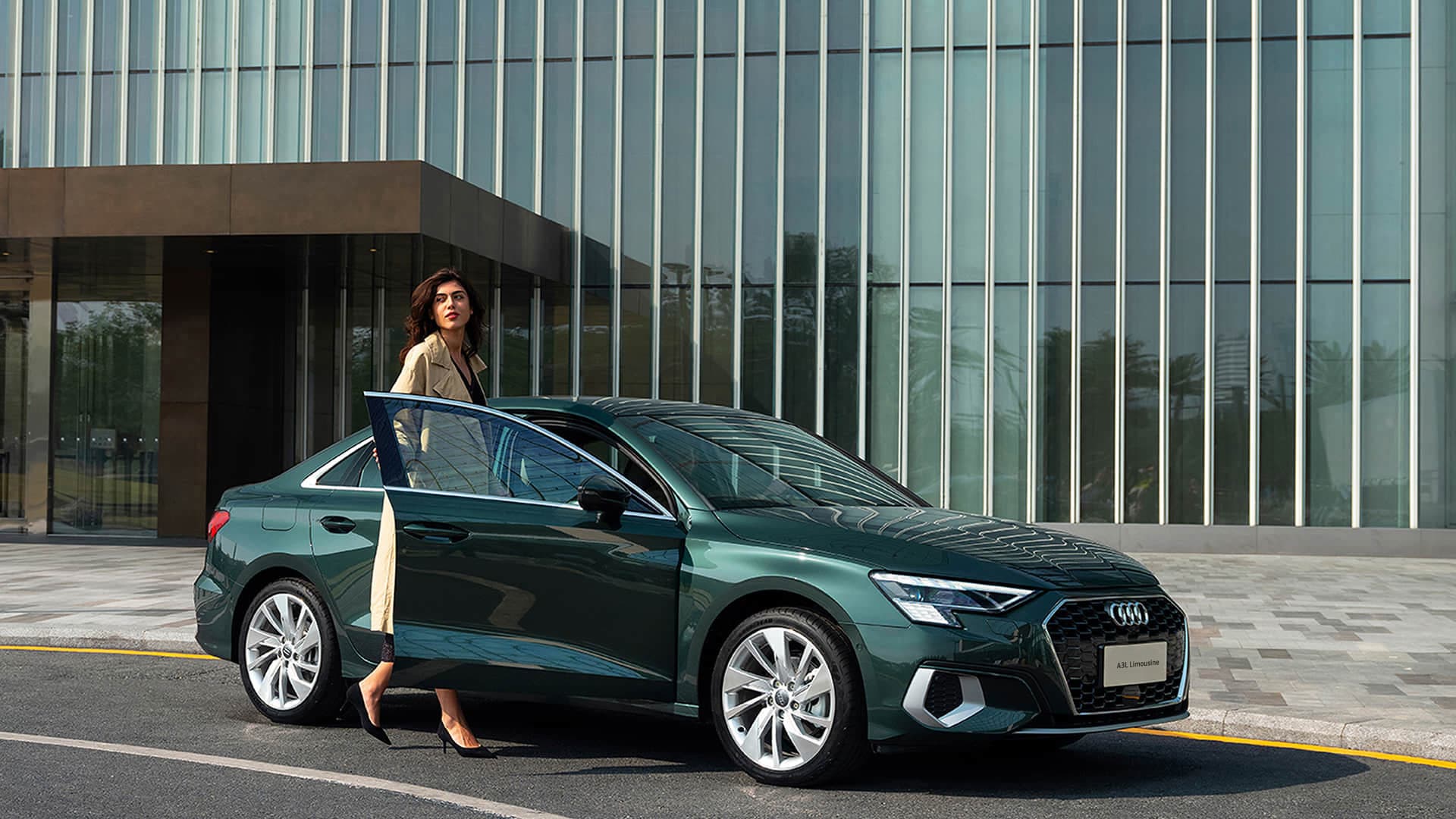 Зелёный седан Audi A3L