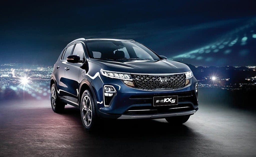 Синий Kia KX5 в ночном городе