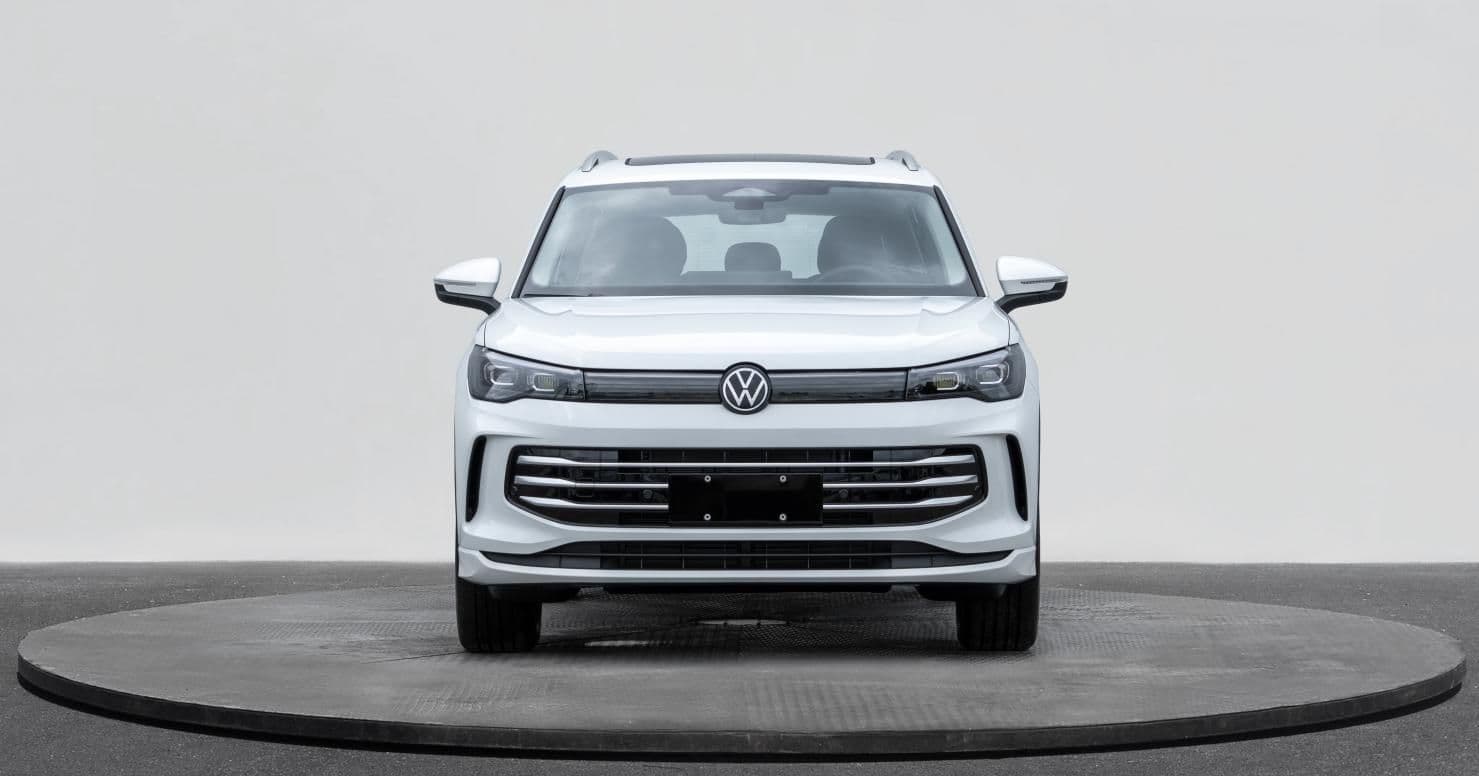 Белый Volkswagen Tiguan L Pro