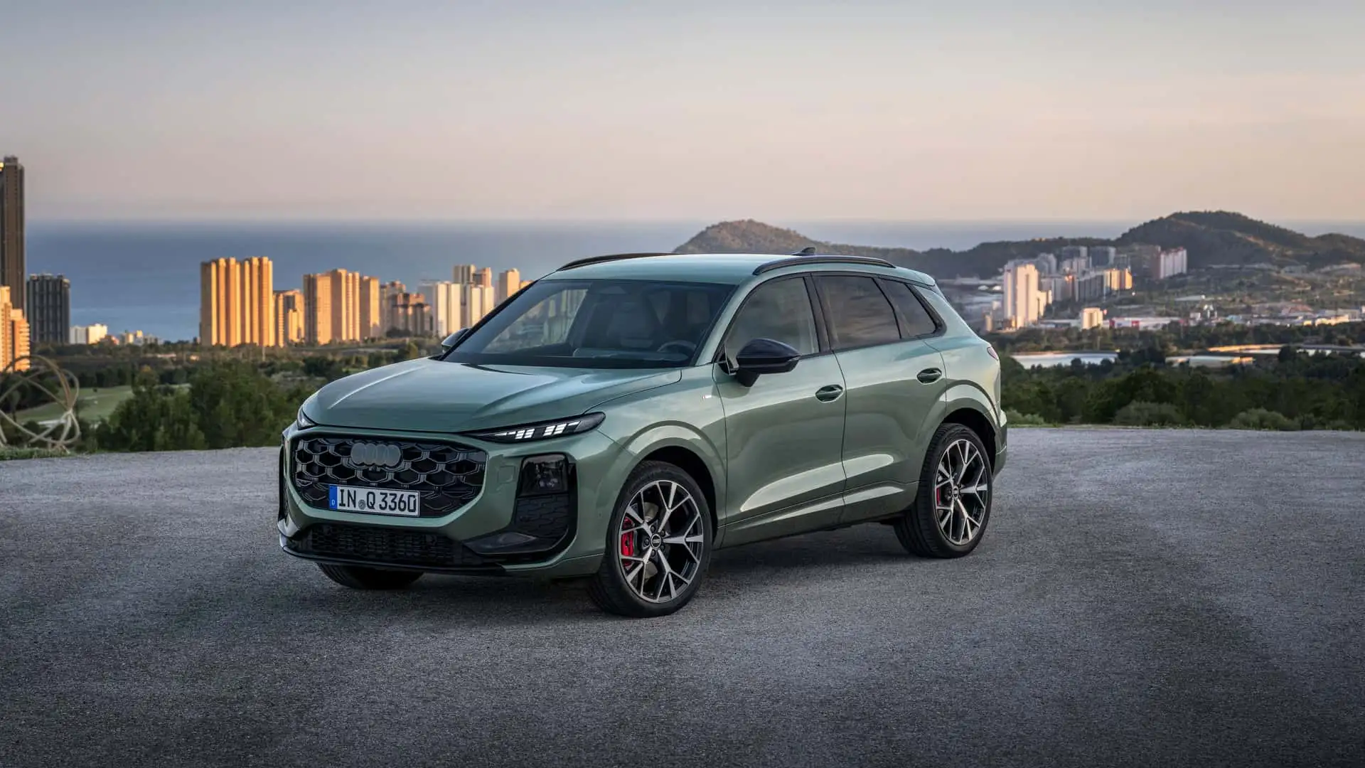 Зелёный кроссовер Audi Q3
