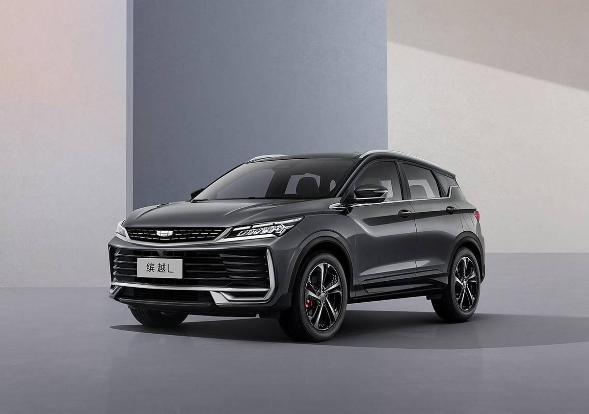 Серый Geely Binyue L в студии