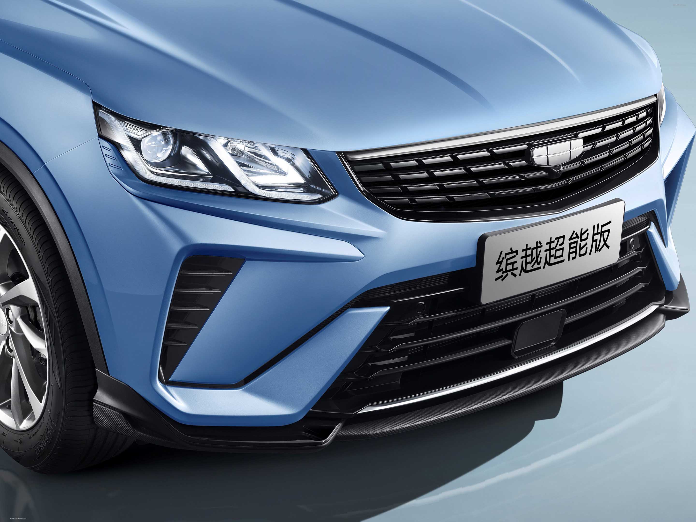 Голубой Geely Binyue крупным планом