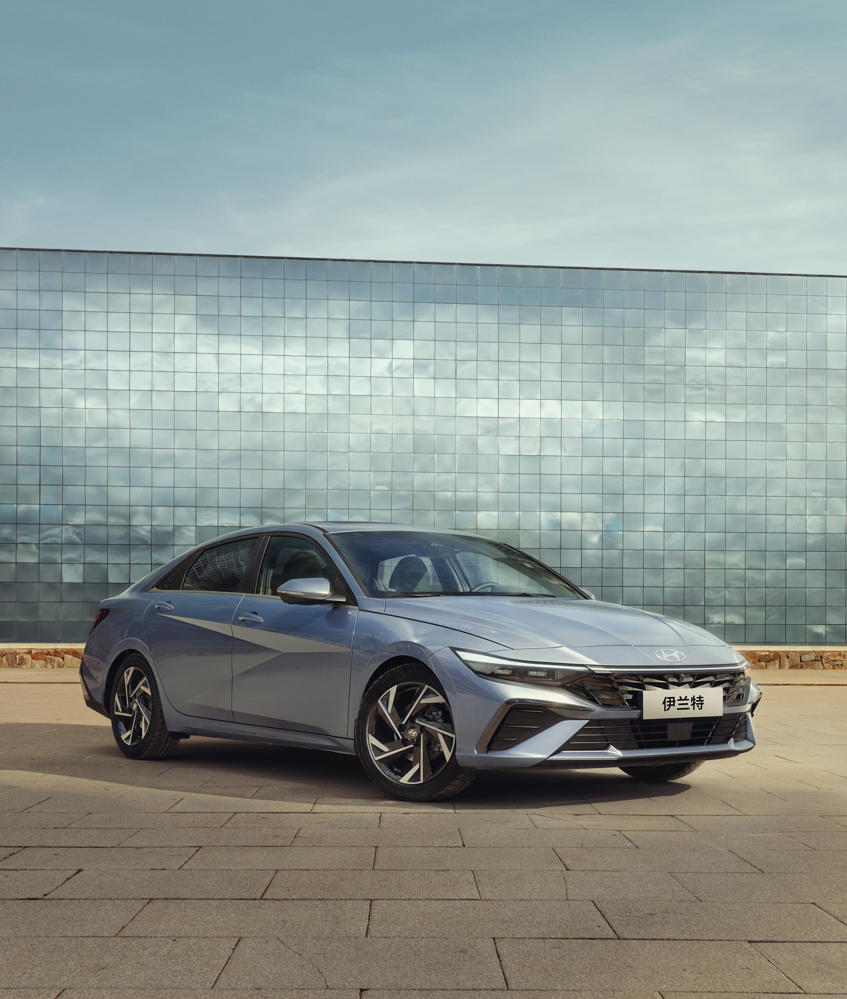 Серебристый Hyundai Elantra у современного здания