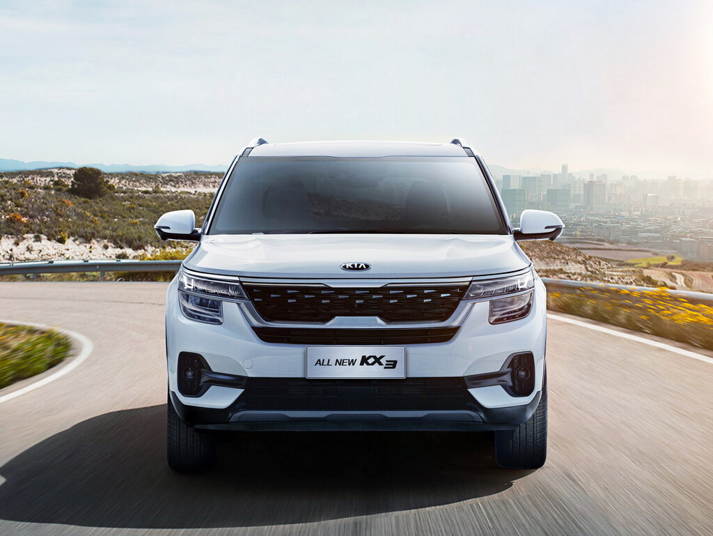 Белый Kia KX3 на дороге